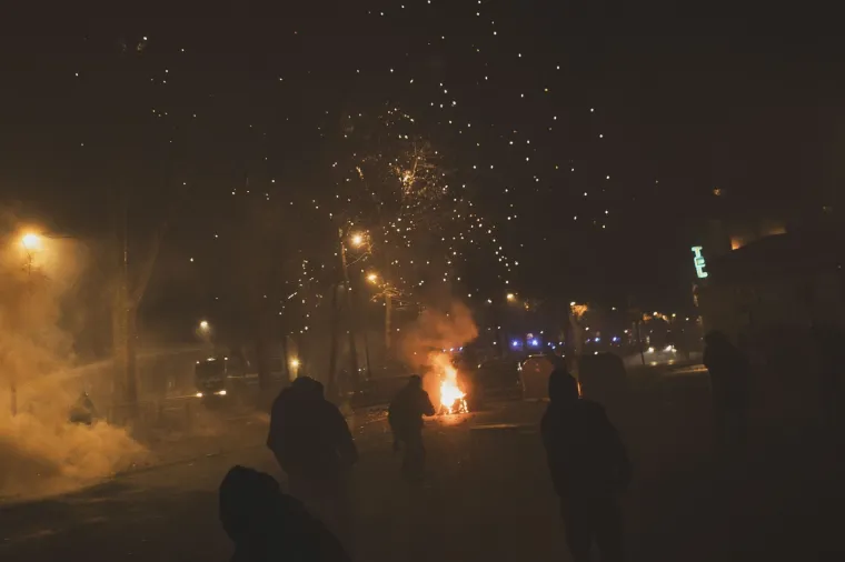 Scene kaosa u susjedstvu, izbili veliki neredi: Letjeli Molotovljevi kokteli, policija žestoko odgovorila