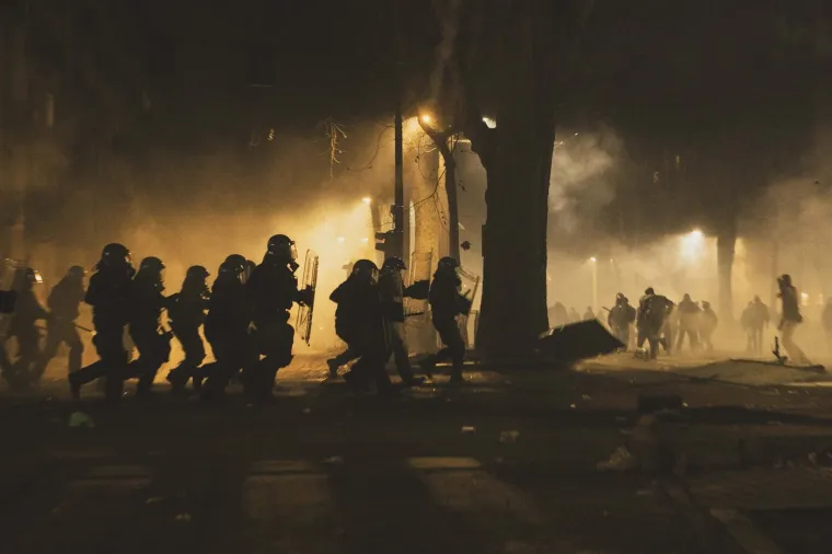 Scene kaosa u susjedstvu, izbili veliki neredi: Letjeli Molotovljevi kokteli, policija žestoko odgovorila