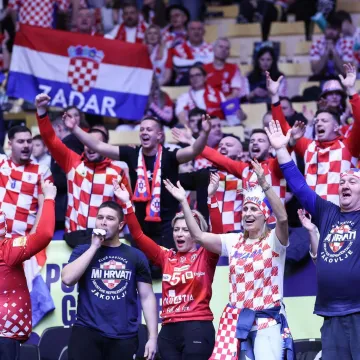 Danski navijači rade kaos na tribinama i navijaju protiv Hrvatske, na&scaron;e navijačice i navijači odgovorili