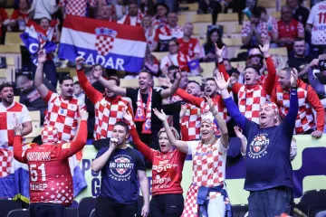 Danski navijači rade kaos na tribinama i navijaju protiv Hrvatske, na&scaron;e navijačice i navijači odgovorili