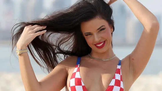 Kakva neobična publika! Ivana Knoll u dubokom dekolteu miksala glazbu devama