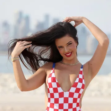 Kakva neobična publika! Ivana Knoll u dubokom dekolteu miksala glazbu devama