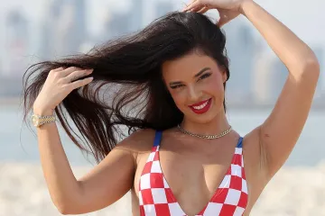 Kakva neobična publika! Ivana Knoll u dubokom dekolteu miksala glazbu devama