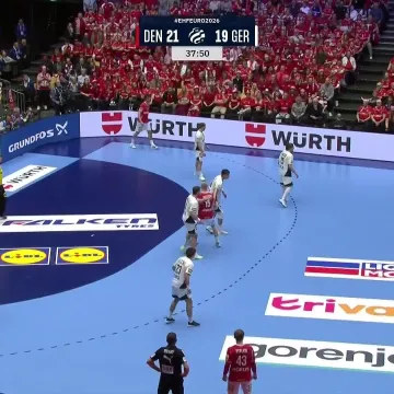 Tko će prije postići pogodak? Gledamo brzi rukomet s obje strane, ali nažalost ne i precizan