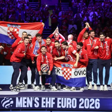 Pogledajte kako je emotivni Martinović podigao brončani trofej i kako su na&scaron;i proslavili na postolju