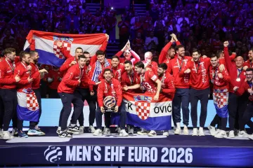 Pogledajte kako je emotivni Martinović podigao brončani trofej i kako su na&scaron;i proslavili na postolju