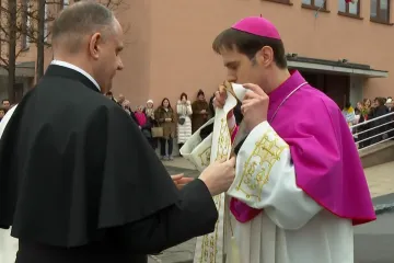 Najmlađi biskup na svijetu vratio se na Tre&scaron;njevku: 'Odu&scaron;evljeni smo, neka bude novi papa'