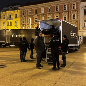 Nevjerojatni prizori sa zagrebačkog trga: Spremaju opremu za binu koja se slagala za rukometa&scaron;e?