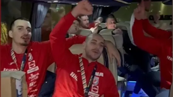 Nesputano slavlje u busu traje: Hrvatski rukometa&scaron;i pjevaju ono &scaron;to Toma&scaron;ević ne želi čuti
