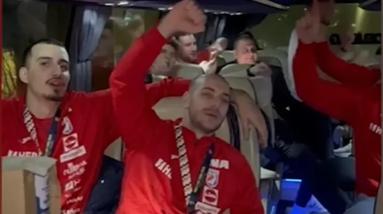 Nesputano slavlje u busu traje: Hrvatski rukometa&scaron;i pjevaju ono &scaron;to Toma&scaron;ević ne želi čuti