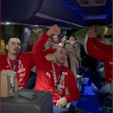 Nesputano slavlje u busu traje: Hrvatski rukometa&scaron;i pjevaju ono &scaron;to Toma&scaron;ević ne želi čuti