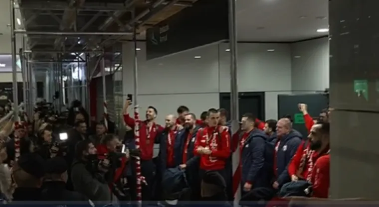 Rukometa&scaron;e dočekala Thompsonova pjesma, Mirza Džomba &scaron;okiran mno&scaron;tvom: 'Koliko je sati!?'