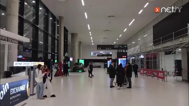 Okupljaju se navijači na aerodromu Dr. Franjo Tuđman uoči povratka brončanih rukometa&scaron;a