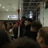 Netko je donio radio i odvrnio popularnu pjesmu koja se prije mogla stalno čuti na Dinamovim utakmicama