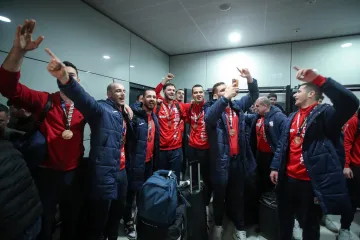 Brončane dočekala masa u zračnoj luci, stižu političke reakcije: 'Čestitka rukometašima! Čestitka Tomaševiću!'