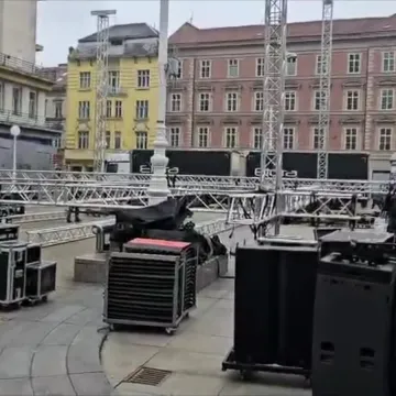 Bina se postavlja, donosimo snimke s Trga: Doček uživo pratite na RTL-u