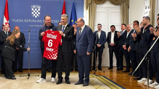 Hrvatska 'dobila' novo desno krilo: Reprezentacija poklonila premijeru Plenkoviću poseban dar