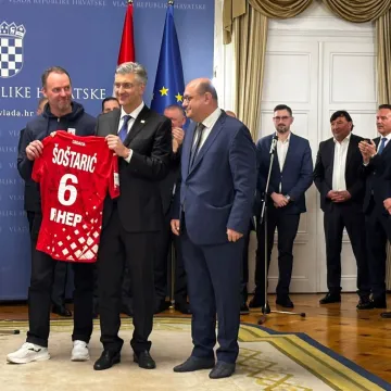 Hrvatska 'dobila' novo desno krilo: Reprezentacija poklonila premijeru Plenkoviću poseban dar