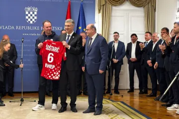 Hrvatska 'dobila' novo desno krilo: Reprezentacija poklonila premijeru Plenkoviću poseban dar