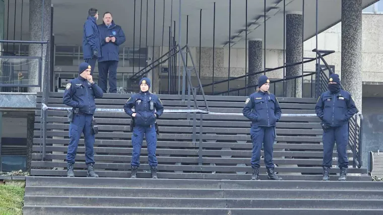 Toma&scaron;ević dobio jezivu prijetnju! Svi evakuirani, on ostao u uredu: 'Neće živ dočekati jutro'