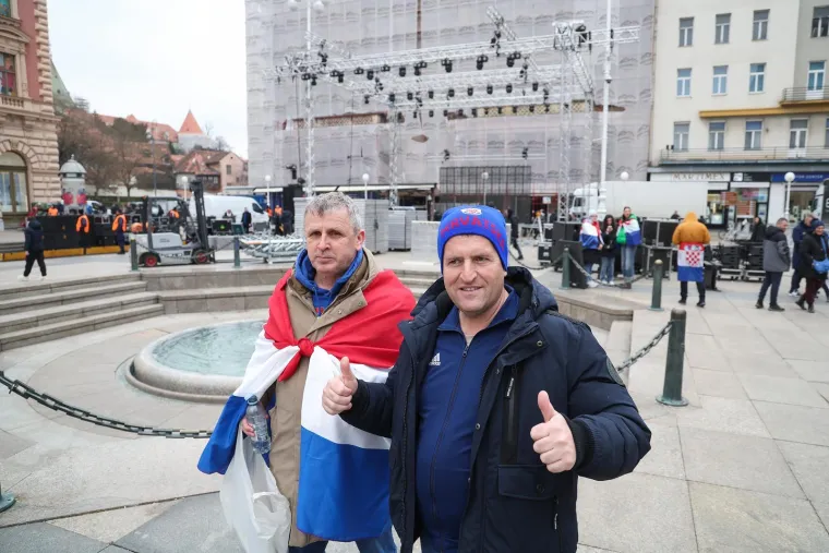 Thompson s rukometa&scaron;ima zapjevao 'Dolazak Hrvata', 'Geni kameni' i druge hitove: Hrvatske zastave vijorile se Trgom