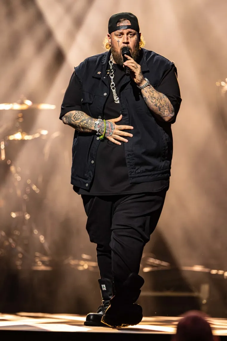 Pojavio se na crvenom tepihu: Poznati pjevač &scaron;okirao javnost nakon &scaron;to je smr&scaron;avio 125 kilograma