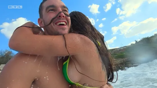 'Gospodin Savr&scaron;eni' u strastvenom zagrljaju brinete: Evo &scaron;to vas čeka u novim epizodama showa na Voyo