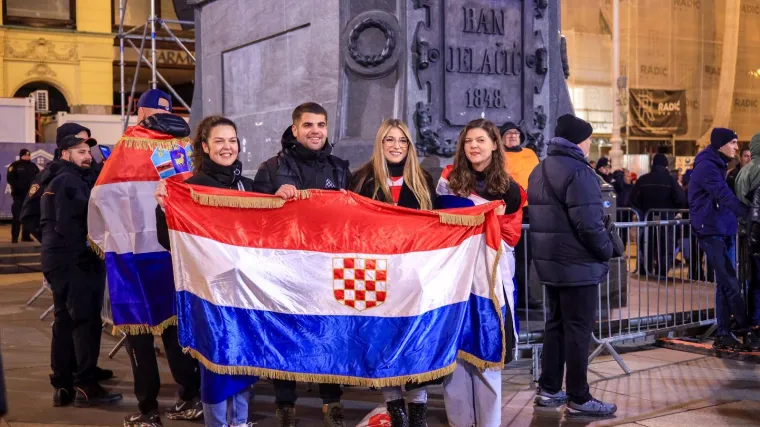 Sve je vi&scaron;e ljudi na trgu: Pogledajte atmosferu dolaska brončanih rukometa&scaron;a