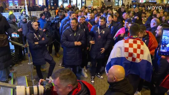 Brončani hrvatski reprezentativci iza&scaron;li na binu pozdraviti vjerne navijače