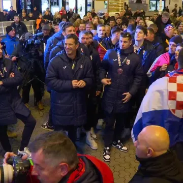Brončani hrvatski reprezentativci iza&scaron;li na binu pozdraviti vjerne navijače
