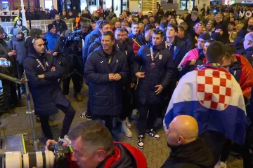 Brončani hrvatski reprezentativci iza&scaron;li na binu pozdraviti vjerne navijače