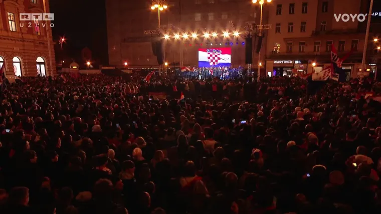 Krcati trg pjeva 'Lijepu na&scaron;u'