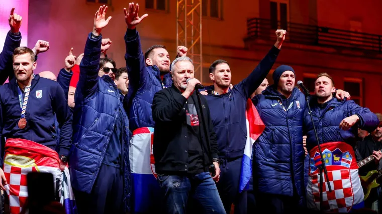 Thompson s rukometa&scaron;ima zapjevao 'Dolazak Hrvata', 'Geni kameni' i druge hitove: Hrvatske zastave vijorile se Trgom