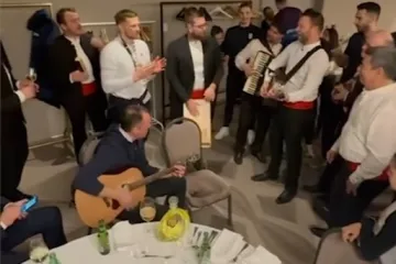 Ovaj čovjek je neodoljiv: Klapa Daguru prepjevala Dalmatinac sam, a on uzeo gitaru u ruke i razvalio