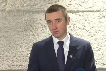 Uoči sastanka parlamentarne većine u Banskim dvorima: Penava daje izjavu za medije