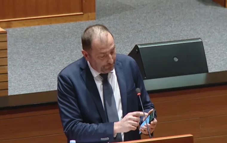 Thompson tre&scaron;tao s mobitela u Saboru? A onda je jedan zastupnik stavio točku na 'i'!