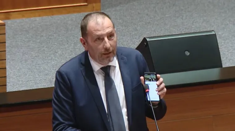 Thompson tre&scaron;tao s mobitela u Saboru? A onda je jedan zastupnik stavio točku na 'i'!