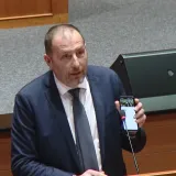 Thompson tre&scaron;tao s mobitela u Saboru? A onda je jedan zastupnik stavio točku na 'i'!