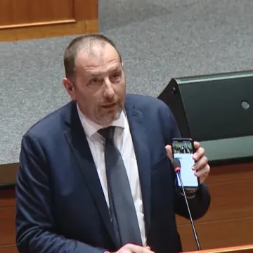 Thompson tre&scaron;tao s mobitela u Saboru? A onda je jedan zastupnik stavio točku na 'i'!