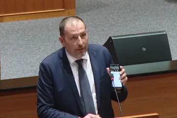 Thompson tre&scaron;tao s mobitela u Saboru? A onda je jedan zastupnik stavio točku na 'i'!