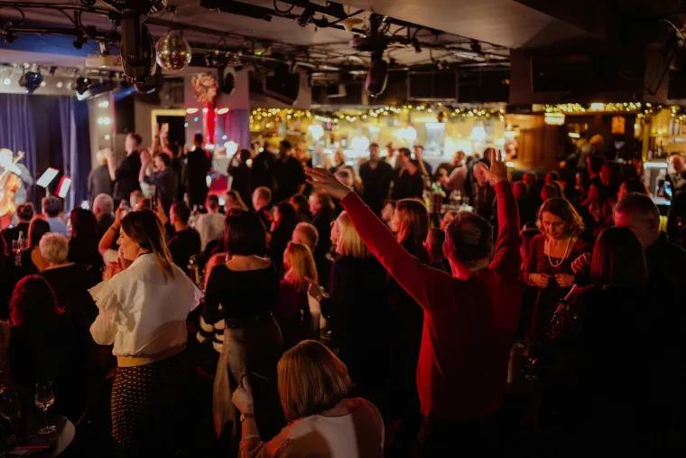 Ružica Maurus odu&scaron;evila publiku novim singlom &bdquo;Rano duboka&ldquo; u prepunom Klubu kazali&scaron;ta Komedija