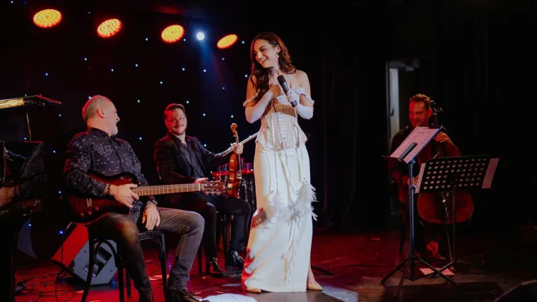 Ružica Maurus odu&scaron;evila publiku novim singlom &bdquo;Rano duboka&ldquo; u prepunom Klubu kazali&scaron;ta Komedija