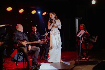 Ružica Maurus odu&scaron;evila publiku novim singlom &bdquo;Rano duboka&ldquo; u prepunom Klubu kazali&scaron;ta Komedija