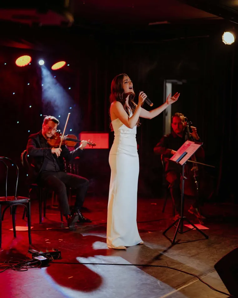 Ružica Maurus odu&scaron;evila publiku novim singlom &bdquo;Rano duboka&ldquo; u prepunom Klubu kazali&scaron;ta Komedija