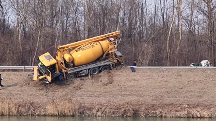 Preminula jedna osoba u sudaru teretnog vozila i auta