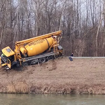 Preminula jedna osoba u sudaru teretnog vozila i auta