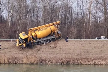 Preminula jedna osoba u sudaru teretnog vozila i auta