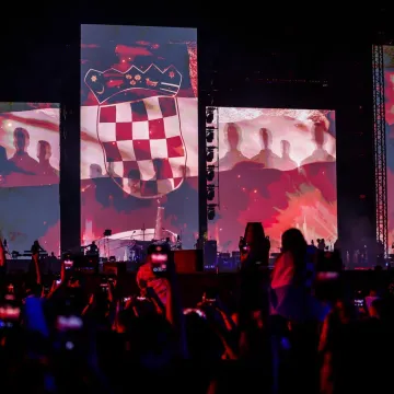 Slikala sina i nećaka pred Thompsonov koncert, policija ih sve opalila po džepu: 'Samo smo mahali'