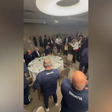 Ovo su urnebesne riječi hit-pjesme koju je izbornik Sigurdsson odsvirao i otpjevao s klapom