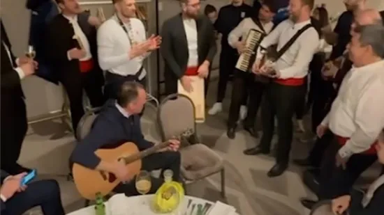 Ovo su urnebesne riječi hit-pjesme koju je izbornik Sigurdsson odsvirao i otpjevao s klapom